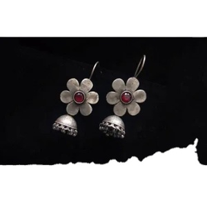 Pendientes Jhumka de Latón Oxidado con Baño de Plata Antigua y Rubíes para Mujer |   Pendientes Colgantes Estilo Boho Indio |   Regalo Étnico para Ella - Product Image 1