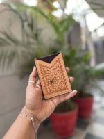 Desainer cantik tangan ukir tempat kartu ATM warna coklat bergaya Barat kulit pemegang kartu kredit dompet untuk uniseks