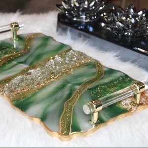 Plateau en résine vert émeraude pailleté fait main : Plateau de vanité avec poignée dorée - Product Image 1