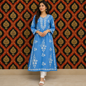 Kurti brodé bleu ciel fait main pour femmes, motif floral ethnique, manches 3/4, col en V et tenue indienne traditionnelle - Product Image 1