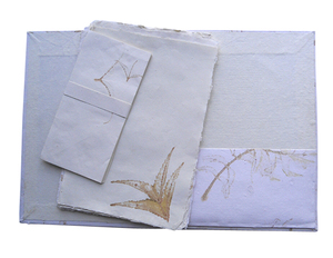 ชุดอุปกรณ์การเรียนสำหรับนักเรียน กระดาษพรีเมียมคุณภาพสูง 10 แผ่น A4 พร้อมหัวจดหมาย + ซองจดหมาย 5 ซอง บรรจุเป็นชุดในแฟ้ม - Product Image 3