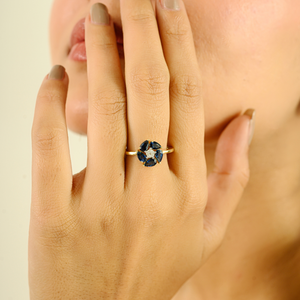 Bague de fiançailles personnalisée en or jaune 14 carats avec saphir bleu et diamant, motif floral tendance, pour usage quotidien, bijoux en gros - Product Image 4