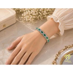Pulsera de aspecto de piedra preciosa verde premium con eslabones geométricos repetitivos y acabado en tono plateado para compradores mayoristas - Product Image 4