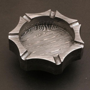 Cendrier en acier Damas à motif personnalisé, cendrier en métal fait à la main pour cigarettes, cigares, cadeau et décoration intérieure - Product Image 1