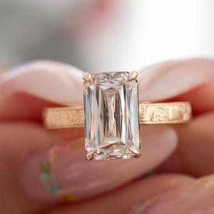 Anillo de compromiso de oro amarillo de 14 quilates con diamante de laboratorio de corte esmeralda alargado de 3.5 quilates, anillo Art Deco con banda grabada estilo antiguo - Product Image 5