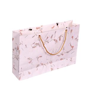 Sac de courses en papier blanc fait main, écologique, avec de magnifiques embellissements en pétales de fleurs naturelles et une corde dorée de qualité supérieure - Product Image 2