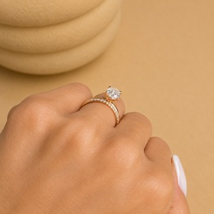 Bague de fiançailles ovale en diamant de laboratoire de 2 carats avec alliance pavée en or jaune 14 carats, clarté VVS2, certifiée IGI - Product Image 2