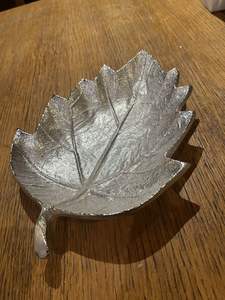 Plat de service unique en aluminium en forme de feuille pour servir des collations et des amuse-gueules, rehaussant l'agencement de la table avec un design de forme organique - Product Image 3