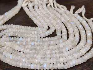 Perles facettées en pierre de lune arc-en-ciel blanche naturelle, forme rondelle, 8-9 mm, brin de 8 pouces de long - Product Image 1