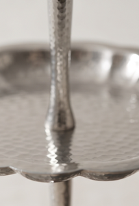 Soporte de Pastel de 2 Niveles de Metal Plateado Premium con Base de Pedestal y Asa en Forma de Corazón, Base Decorada con Diseño Martillado para Exhibición de Pasteles y Cupcakes - Product Image 4