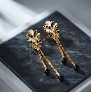 Pendientes de Araña Florales Chapados en Oro con Cadena Larga y Acentos de Cuentas Negras y Cristal - Product Image 1