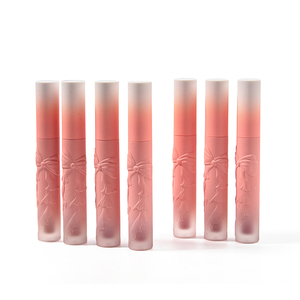 Brillo Labial Mate en Tubo Rosa Degradado con Diseño Floral en Relieve, Tinte Labial de Larga Duración, Alta Pigmentación y Sin Transferencia - Product Image 1
