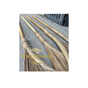 Escoba de fibra de coco natural hecha a mano con mango de madera de acacia para limpieza de establos Vietchoice - Product Image 1