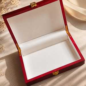 Caja de Almacenamiento Moderna de Madera Roja Resistente con Tapa y Cierre Dorado para Decoración del Hogar y Accesorios de Joyería - Product Image 2