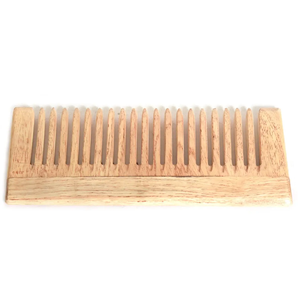 Peigne rectangulaire traditionnel en bois, fabriqué avec des dents fines pour un coiffage des cheveux en douceur, disponible à prix de gros. - Product Image 1