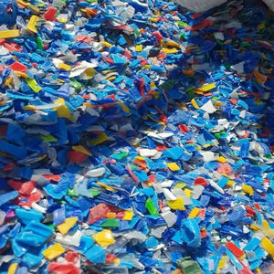 Copos de HDPE Reciclado Premium PortChase, Residuos Plásticos Postindustriales, Baja Humedad, Grado Reforzado Azul Claro para Inyección - Product Image 1