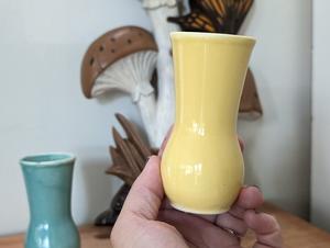 Vase en céramique bleu sarcelle chic avec design sablier fin, finition brillante et accentuation attrayante pour la décoration moderne des étagères et des bureaux - Product Image 4