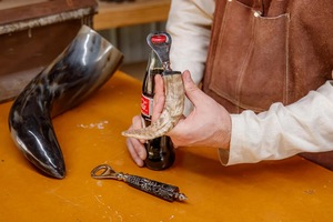 Ouvre-bouteille vintage écologique rustique avec poignée en corne de buffle, outil de cuisine artisanal unique, tire-bouchons, ouvre-bouteilles, cadeau de pendaison de crémaillère - Product Image 2