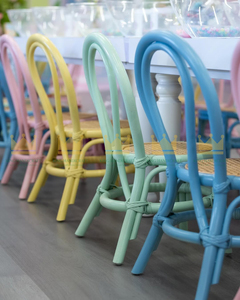 Chaises en rotin faites à la main pour enfants, idéales pour la location événementielle, les anniversaires, les mariages, les réceptions, les fêtes bohèmes et la décoration de lieux. - Product Image 1
