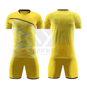 ชุดฟุตบอลสีแดงสำหรับผู้ชาย แบบพิมพ์ลายซับลิเมชั่น เสื้อคอวีแขนสั้น กางเกงขาสั้น ผ้าโพลีเอสเตอร์ซับเหงื่อ ทรงแอธเลติก - Product Image 2