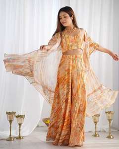 Presentamos un nuevo y hermoso conjunto de 3 piezas de estilo indo-occidental: chal de georgette fruncido con blusa elegante y pantalones palazzo estampados. - Product Image 3