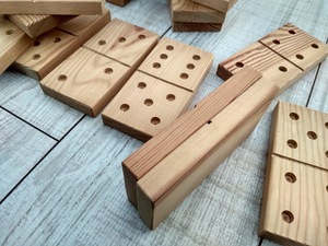 Juego de Dominó Doble Seis de Madera de Colores ILAHI, 28 Piezas, Ecológico, Tallado y Grabado, Diseño Antiguo, Caja Rectangular Alta de Madera - Product Image 4