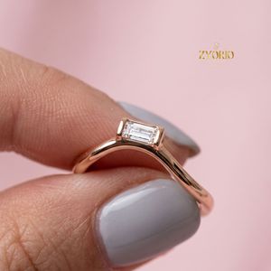 Bague minimaliste pour femme en or 10 carats sertie de diamants baguette cultivés en laboratoire - Product Image 5
