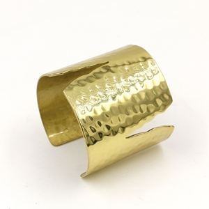 Bracelet manchette en laiton doré martelé - Large et ajustable, style bohème - Fait main, finition mate, bracelet de poignet tendance - Cadeau pour elle, pour femme - Product Image 4