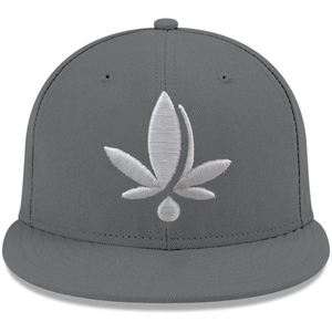 Casquette de baseball grise à 6 panneaux avec broderie de feuille blanche sur le panneau avant, ajustée, unisexe, décontractée - Product Image 2