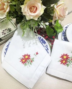 Serviettes de table en coton brodées personnalisées avec des poinsettias de Noël, réutilisables, lavables, avec ourlet festonné, pour les dîners, les mariages et les fêtes - Product Image 2