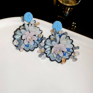 Boucles d'oreilles brodées de perles de riz, style européen et américain, tendance, rétro, exagérées, haut de gamme, nouveauté - Product Image 1