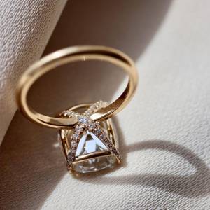 แหวนมอสซาไนต์ทรงคุชชั่นทอง 14K: แหวนแต่งงานแบบฝังเพชรสำหรับวันครบรอบ - Product Image 1