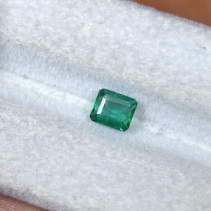 Émeraude Naturelle Rara de Zambie 0,75 Carat Vert Intense Carrée, Pierre Précieuse Libre pour la Création de Bijoux Personnalisés Haut de Gamme - Product Image 5