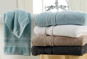 Toallas de Mano Desechables de Algodón Orgánico Teñido en Hilo Color Granate, Altamente Absorbentes, para Spa, Viajes, Playa y Piscina - Product Image 1