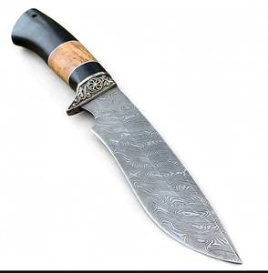 Herramienta utilitaria personalizada de alta resistencia con hoja fija de acero de Damasco, mango de madera de Burl segmentado y bolster de fundición ornamentada. - Product Image 6