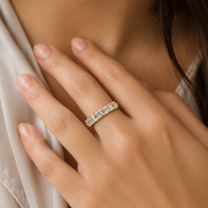 Bague en diamant de laboratoire taille émeraude |   Bague d'éternité en or 14 carats |   Bijoux de mariage en diamant créé en laboratoire |   Cadeau de bijoux fins de luxe - Product Image 4