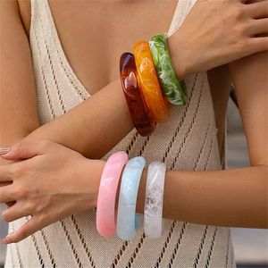 Bracelets en résine en gros, noir et blanc, meilleur prix, fabricant en Inde, artisanat et produit à succès par AFZA ENTERPRISES - Product Image 1