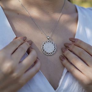 จี้เพชรทรงเรขาคณิตสีเงินแบบฉลุลาย ประดับเพชรระยิบระยับ หรูหรา เหมาะสำหรับงานหมั้น งานแต่งงาน เครื่องประดับดีไซน์ทันสมัย สวยสง่า - Product Image 3