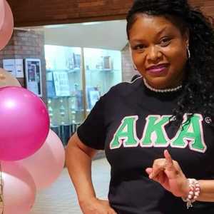 AKA noir Premium chemise femmes grec lettre imprimé tissu de haute qualité coupe confortable décontracté col rond haut - Product Image 4