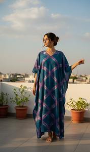 Vestido Kaftán Maxi de Algodón Tie-Dye Boho Lavable y Personalizado con Cuello en V y Cordones de Contraste, Ideal para Clientes de Boutiques y Revendedores - Product Image 5