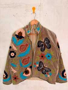 Chaqueta de terciopelo bordada inspirada en mariposas y granadas, estilo suzani, abrigo floral bohemio, blazer artesanal hecho a mano para invierno. - Product Image 1