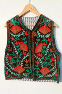 Chaleco vintage de terciopelo Suzani con bordado artesanal, estilo bohemio chic, chaleco para mujer, chaqueta Suzani, regalo para ella. - Product Image 4