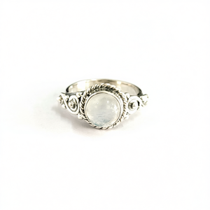 Bague en pierre de lune, poids 3,4 grammes, élégante et stylée, catégorie de produit : Montres - Product Image 2