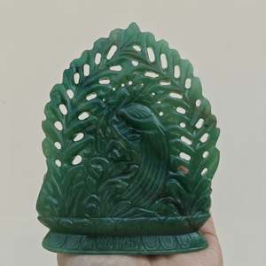 Estatua de la Diosa Saraswati Tallada en Jade Verde con Fondo de Plumas de Pavo Real, Decoración para el Hogar con Deidad Hindú - Product Image 6