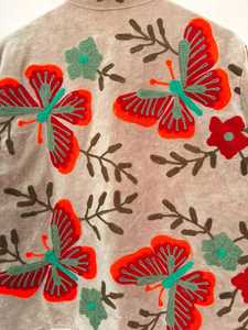 Chaqueta de Terciopelo Bordada con Mariposas y Sueños, Diseño Artístico Floral Suzani, Prenda Exterior Boho Única para Mujer - Product Image 6