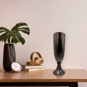 Elegante Florero Decorativo de Hierro, Proveedor de Floreros Metálicos Hechos a Mano de Primera Calidad para Decoración de Interiores - Product Image 2