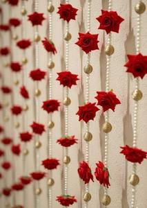 ไข่มุกดอกกุหลาบแดงพร้อมพวงมาลัยห้อยประดับสีทอง |   งานแต่งงานแบบอินเดีย, นิกาห์, ฮัลดี เมห์นดี, พูจา และการตกแต่งวัด - Product Image 2