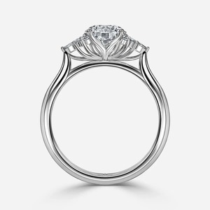 Piedra de diamante cultivado en laboratorio de 2.30 quilates, corte brillante redondo, con piedras laterales en forma de hoja marquesa y racimo floral redondo, en oro blanco de 14 quilates. - Product Image 1