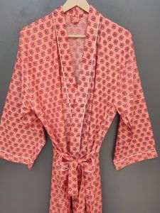 Bata de dormir para mujer con estampado floral coral, manga tres cuartos, largo completo, tejido suave y cierre con cordón - Product Image 4