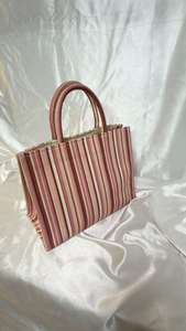 Sac fourre-tout rose à rayures de qualité supérieure, tendance et éco-responsable, un accessoire de mode affirmé - Product Image 4